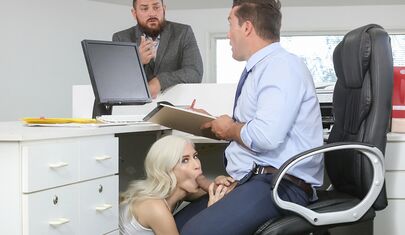 Миниатюрная деваха ебется с мужиком в офисе